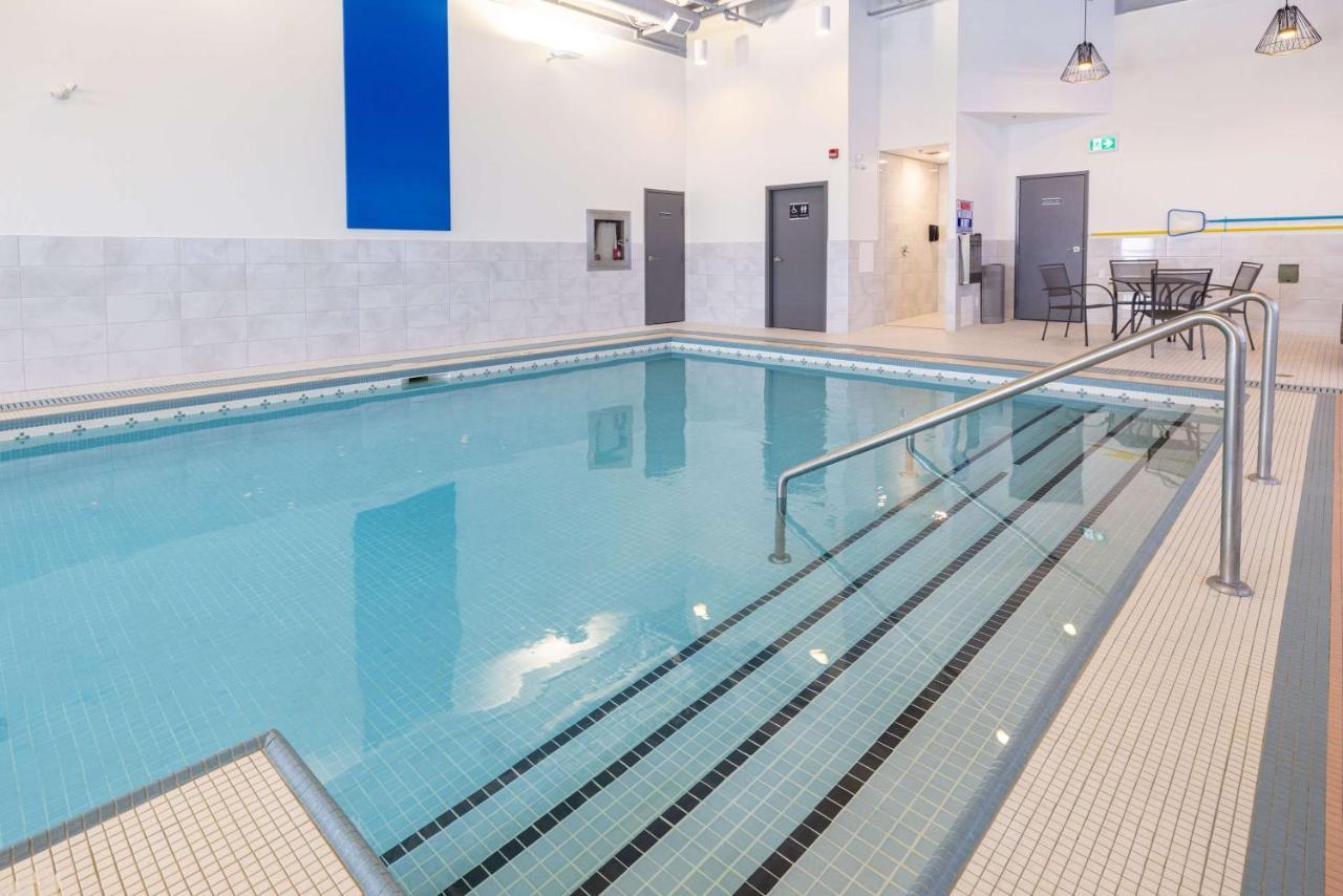 Doubletree By Hilton Calgary North Ξενοδοχείο Εξωτερικό φωτογραφία